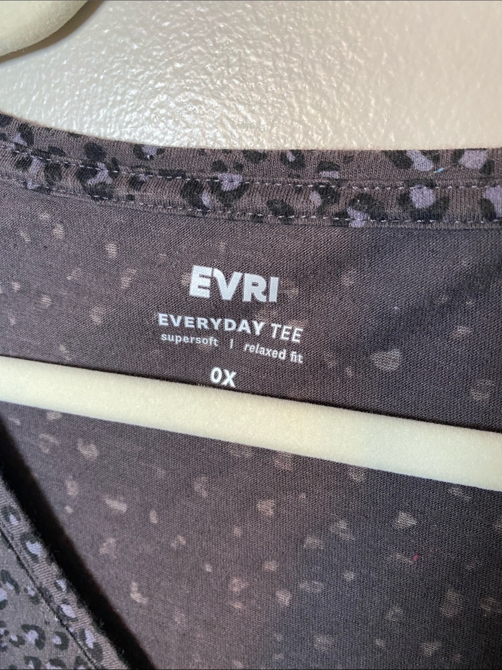 EVRI Women's Gray Leopard V-Neck Long Sleeve Top 0XL - Picture 3 of 5